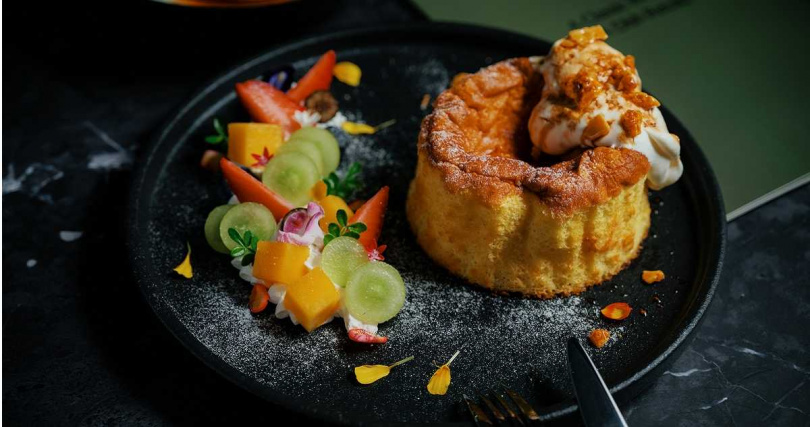 搭佐新鮮水果與現打奶油的「葡式半熟蜂蜜蛋糕」。（圖／雅室牛排提供）