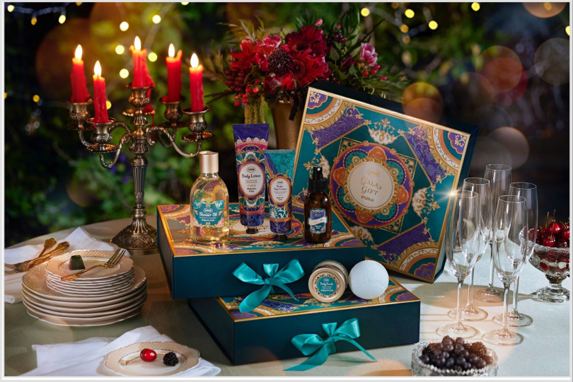 Sabon流光夜宴香氛保養六件組／4,780元：沐浴油、磨砂膏、身體乳液、護手霜、織物香氛噴霧與沐浴球一次到位，讓香氣從肌膚滲透至衣物，完整沉浸體驗。