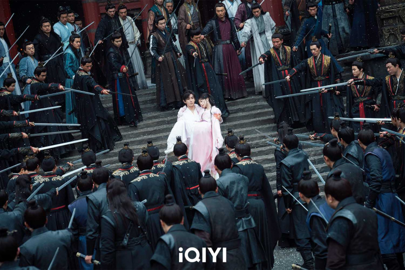 成毅過人的臂力,讓李一桐印象深刻。(圖/iQIYI愛奇藝國際版)