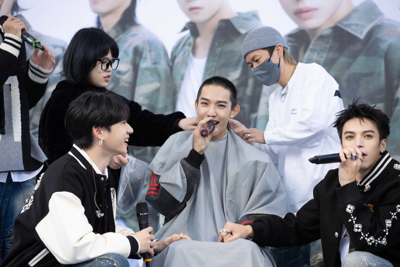 煥鈞在粉絲面前剃頭。（圖／索尼音樂提供）