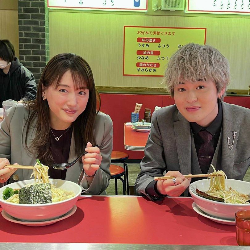 綾瀨遙在日劇《前男友的遺書》大口嗑美食，不管中式、西式還是日式都狂吞下肚。（圖／翻攝《前男友的遺書》IG）