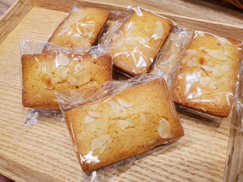 除麵包外也有充滿杏仁香氣的法式甜點費南雪。