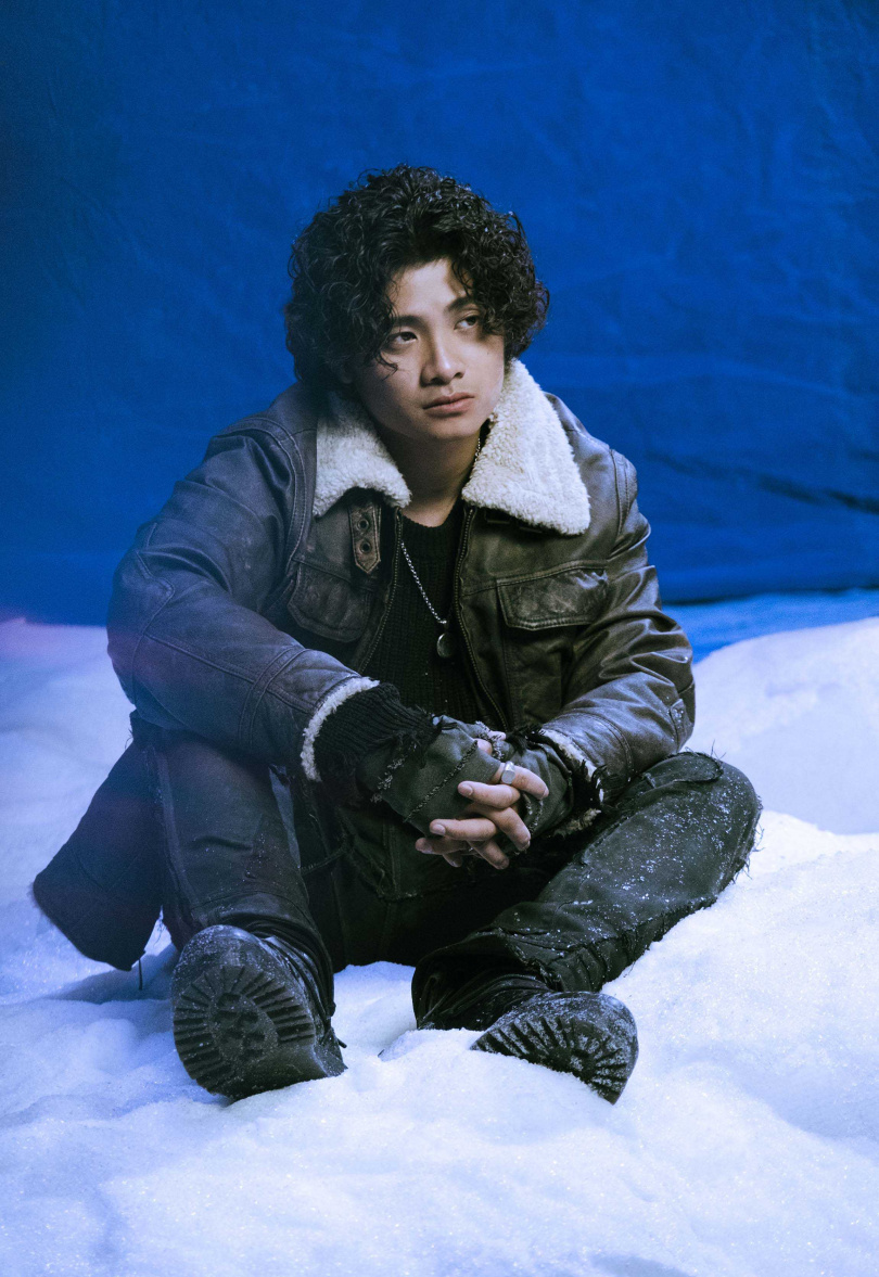 李浩瑋為MV雪景，特別趴在非食用瀉鹽上。（圖／形上娛樂提供）