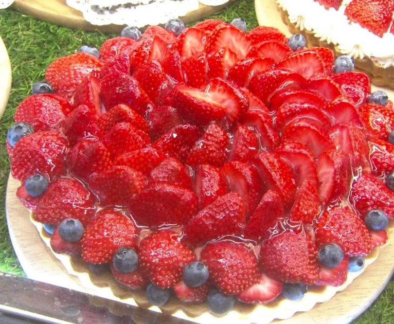 郭彥均品嘗讓他稱密集恐懼症不能吃的草莓蛋糕。