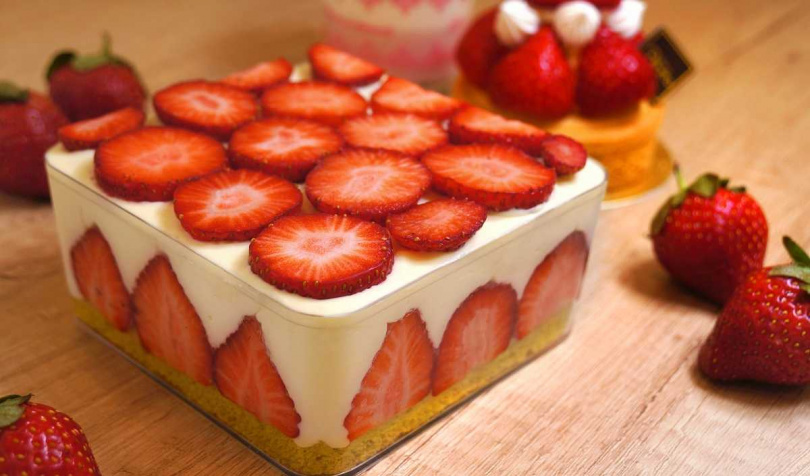 首推「草莓寶盒」，以抹茶手指蛋糕為基底，一口咬下體驗三種不同風味，尾韻帶有淡淡抹茶香氣，幸福感瞬間爆棚。