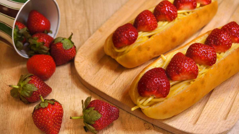 「草莓炒麵」，甜麵包佐上自製的黃芥末義大利麵，搭配檸檬汁及水果草莓，跳脫傳統、顛覆味蕾想像，全新組合帶領草莓控進入到新世界。