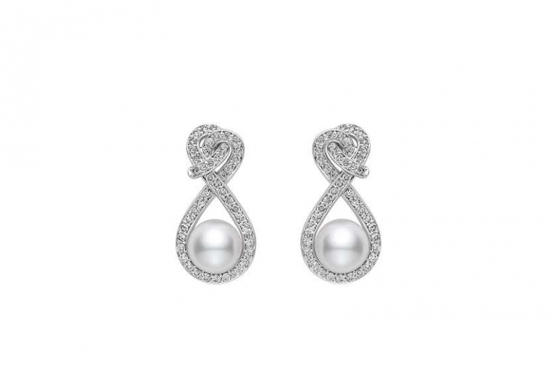迪麗熱巴配戴的Mikimoto Ruyi Collection珍珠鑽石耳環／參考價格約225,000元  18K白金鑲嵌鑽石總重約0.97克拉，搭配日本Akoya珍珠(尺寸約8.00mm)。（圖／品牌提供）