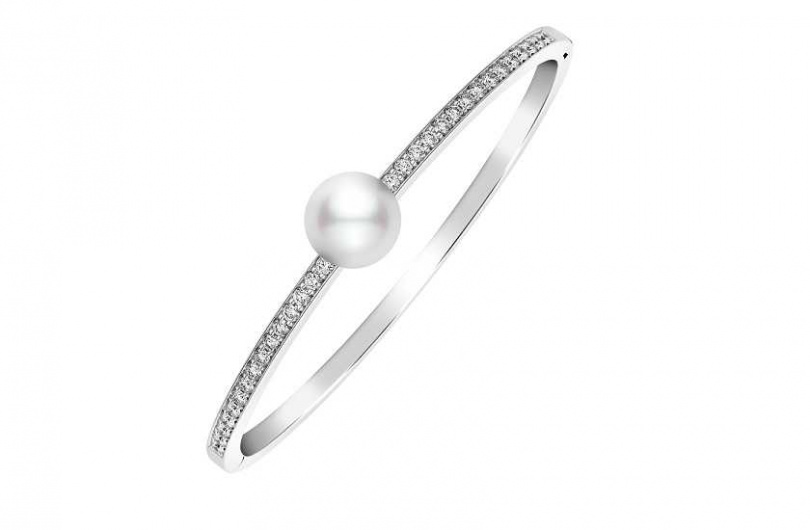 迪麗熱巴配戴的MIKIMOTO南洋珍珠鑽石手環／參考價格店洽  18K白金鑲嵌鑽石總重約0.克拉，搭配金南洋珍珠。（圖／品牌提供）
