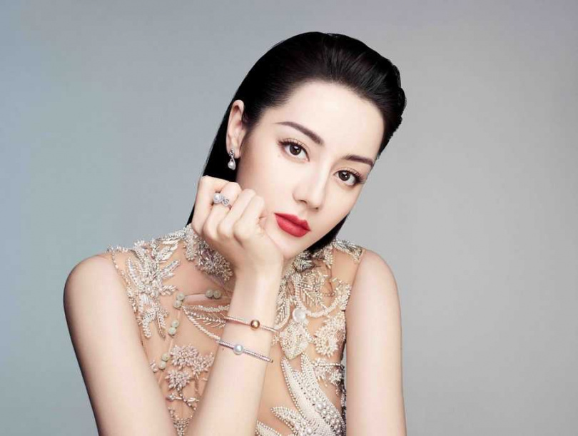 MIKIMOTO品牌代言人迪麗熱巴以一身優雅裝扮，搭配璀璨瑰麗的珍珠珠寶，奢美迎龍年。（圖／品牌提供）