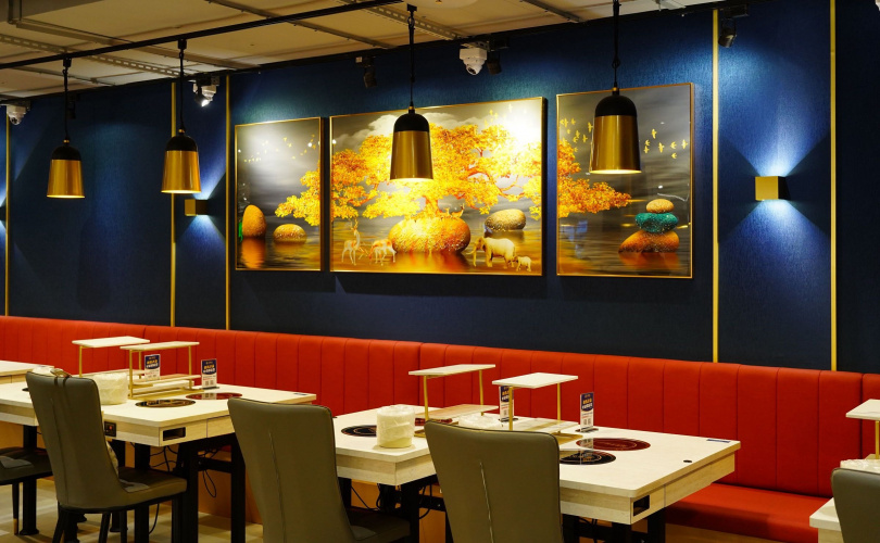 汕頭泉成沙茶潮鍋用餐空間帶有人文設計感。