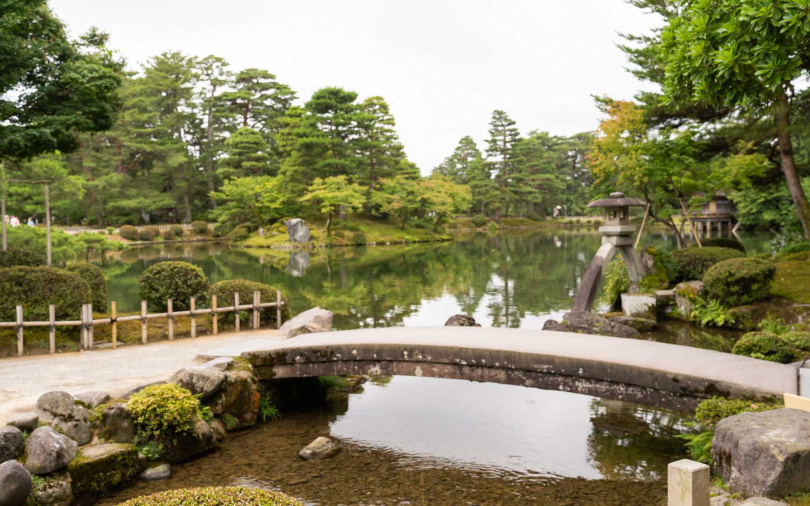 「兼六園」是日本三大名園之一的迴遊式庭園因其四季景色變化豐富而聞名。