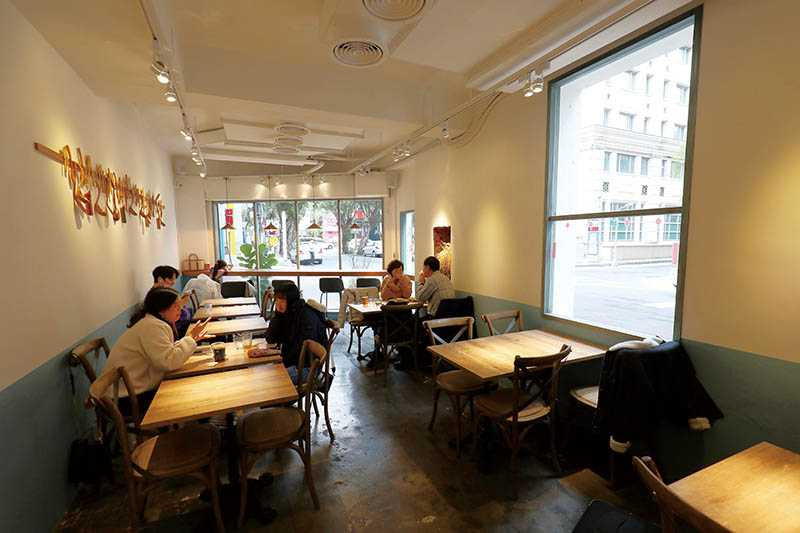 空間氛圍洋溢日式風的「稲町家」，店名靈感來自台語「一起吃」。（圖／于魯光）