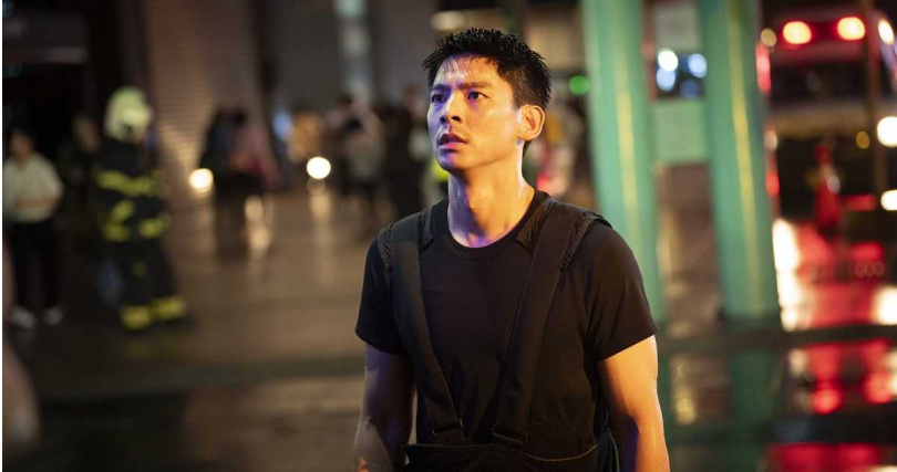 林柏宏在《96分鐘》夜戲封鎖台北信義區街道，現場動員上千名臨演與工作人員。（圖／華影國際提供）