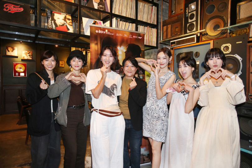 《女孩不平凡》參與釜山映後派對，陳孟琪（左起）、鄧濤、余香凝 、導演徐欣羨、劉漪琳、許恩怡、廖子妤留下珍貴回憶。 (圖／綺影發行提供)