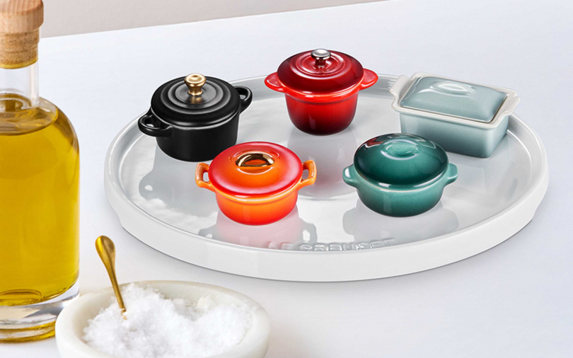 （Le Creuset）「迷你小鍋經典收藏5入組」集結品牌五大經典鍋型，象徵百年工藝與傳承，成為今年週年慶最具話題的限量獻禮。單筆消費滿 $18,000，且消費品項含任一Modern Heritage 系列商品，即可另外獲贈迷你小鍋經典收藏5入組。（圖片提供／LE CREUSET）