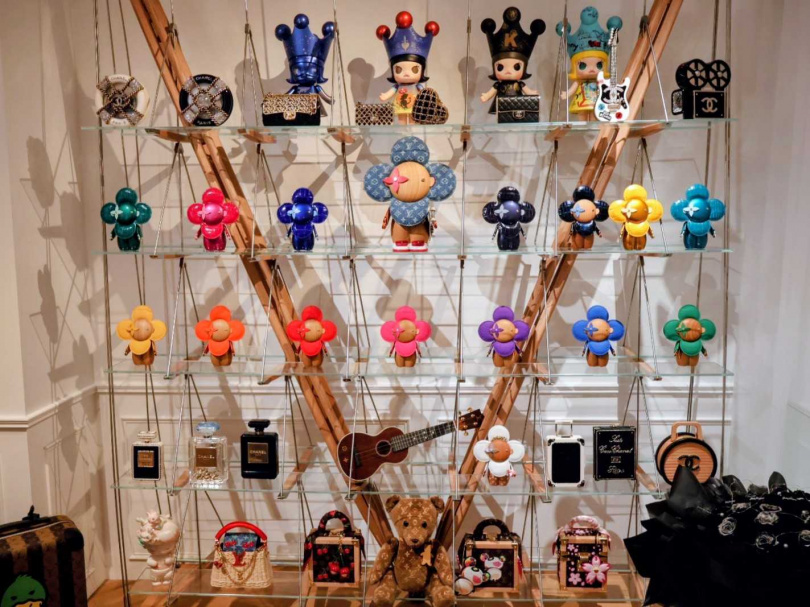 Louis Vuitton Vivienne 系列收藏整齊陳列於展示牆上,從角色延伸出精品與玩味並存的收藏脈絡。(圖/光之間 Art Space提供)