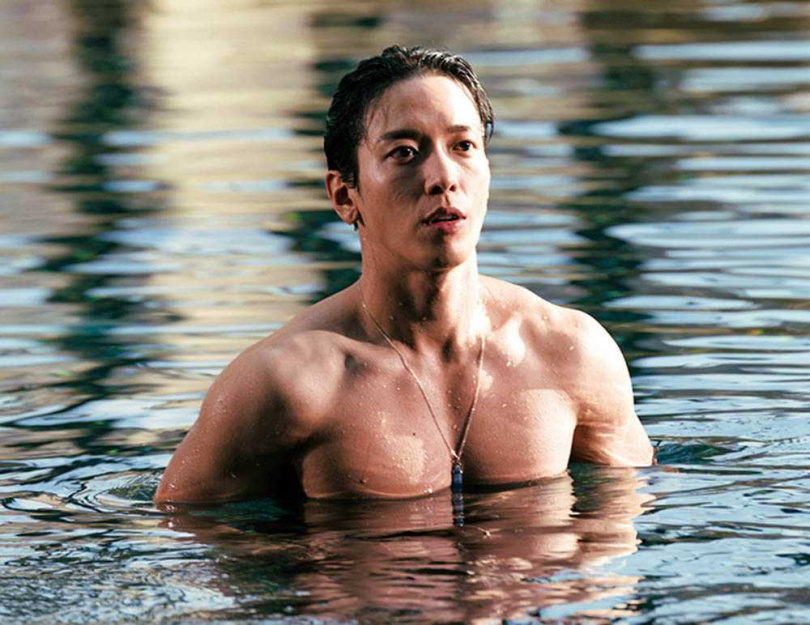 鄭容和近年迷上健身，導演特別安排游泳戲讓他秀肌肉。（圖／愛奇藝國際提供）