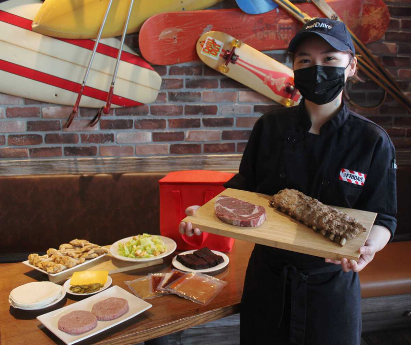 為搶攻宅食烤肉商機，「TGI FRIDAYS」首度推出「美式燒烤食材組」。