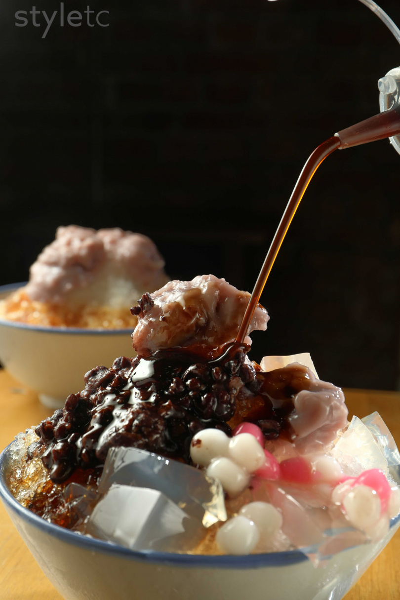「黑糖剉冰」使用店家自己炒香黑糖再兌二砂煮製的黑糖蜜，可任選四種新鮮熬煮的配料。（70元，圖／于魯光攝）
