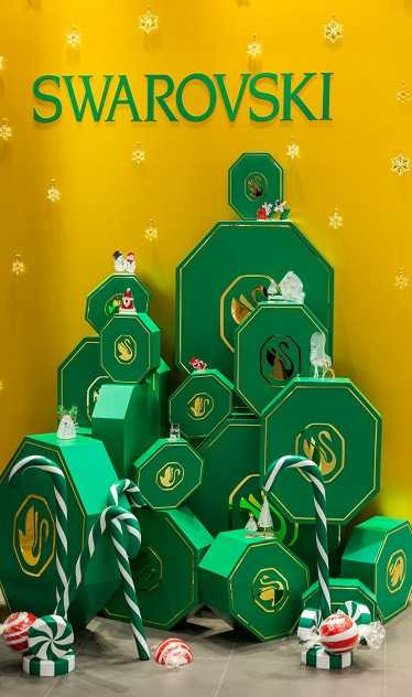 台北101施華洛世奇水晶軒，以綠色和金色八角禮物盒打造大型聖誕樹裝置。（圖╱SWAROVSKI提供）