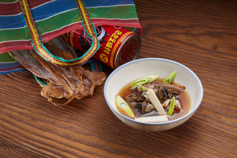 日本螺肉罐頭在早期是庶民難得享受的表徵，充滿海潮鮮味的「螺肉魷魚蒜湯」也見證台灣酒家時光。（360元，圖／誠品行旅提供）