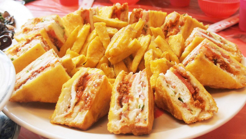 若要吃順興海產的「和平大蝦三明治」，記得要先預約。