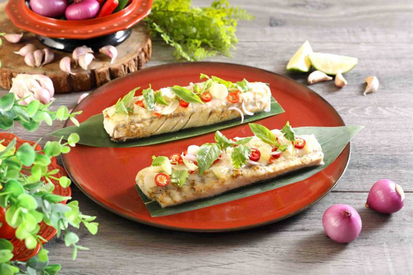泰菜新吃：亞洲香料蒸烤鱸魚配鮮檸汁（520元）