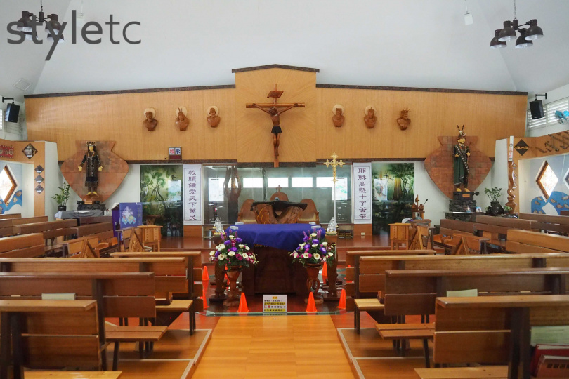 天主堂內部有大量木雕，並可見耶穌、聖母與聖若瑟像穿著排灣族傳統服飾。（圖／魏妤靜攝）