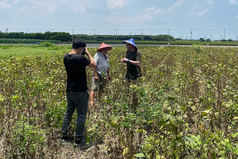Life in Taiwan YouTuber 英國叔叔前往雲林安石製豆所體驗一日豆農。