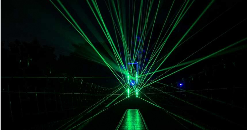 位於吊橋的作品《裝置微光計畫：空山》，藝術家莊志維以擅長的雷射、空間建構與視覺手法，在空中用無限的光之線條聯繫兩端。