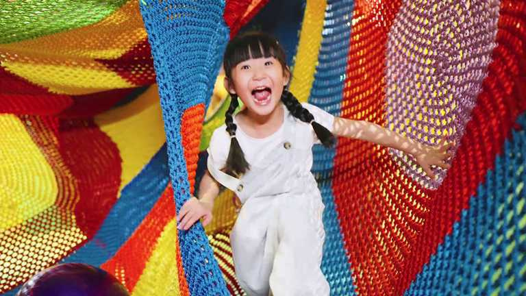 「戽斗星球」樂園，推出全新設施「彩虹攀爬網」，孩子可以盡情穿梭在繽紛彩虹世界中。
