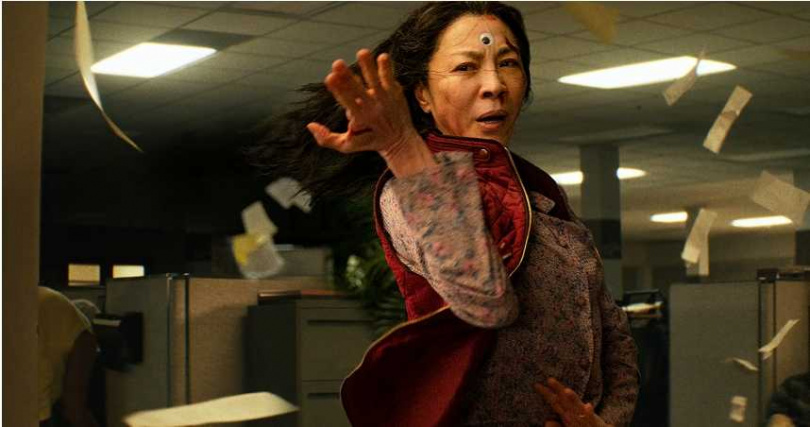 楊紫瓊在《媽的多重宇宙》中飾演穿梭多重宇宙的華人媽媽秀蓮，橫掃國際影壇各大獎項。（圖／台北双喜電影提供）