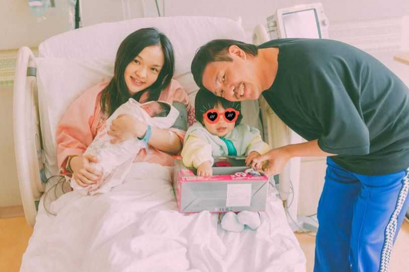 已有一個兒子的徐佳瑩，在去年年底又生了女兒，一家四口很幸福。（圖／取自徐佳瑩臉書）