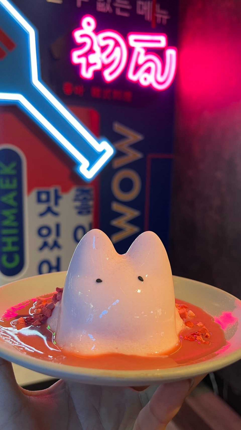 沒有情人，也可約好友到韓式料理「初瓦」浪漫用餐，2月15日至4月底消費即贈粉紅奶凍喵喵1隻。（圖／品牌提供）