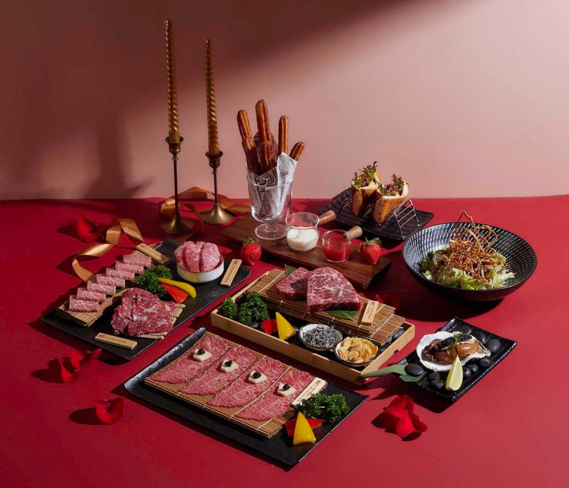「最肉燒肉」即日起至2月29日推出「情人節限定套餐」，享情人節限定的人氣甜點「草莓戀人荔香吉拿棒」。（圖／品牌提供）