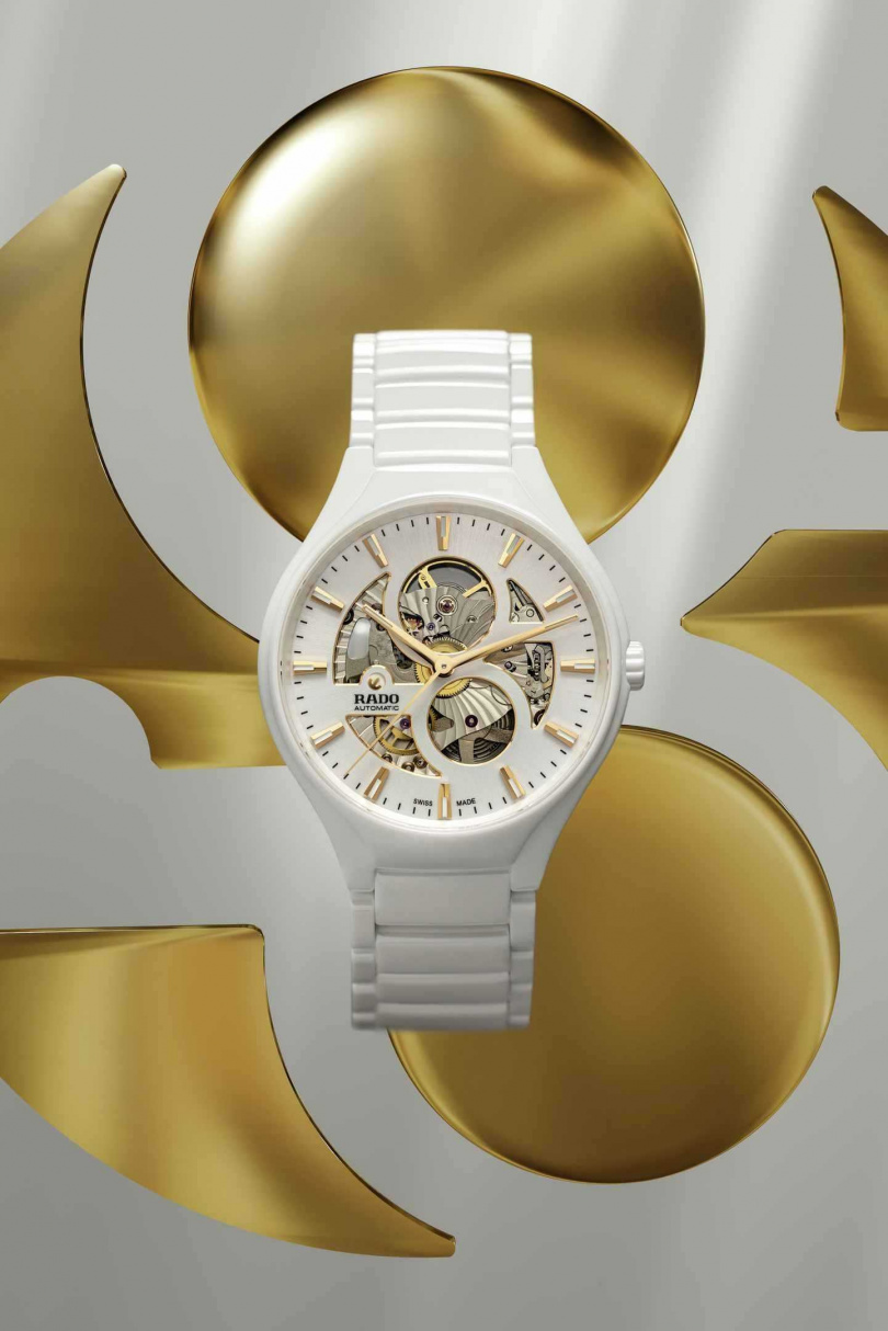第三款使用了白色高科技陶瓷整體式構造錶殼和錶冠。