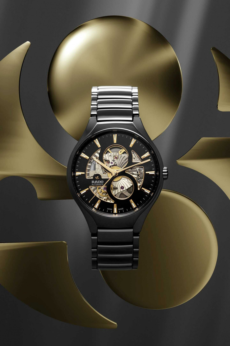 第一款配備拋光黑色高科技陶瓷整體式構造錶殼和錶冠。黑色PVD塗層鈦金屬底蓋所搭配的藍寶石水晶，令機芯脈動盡收眼底。