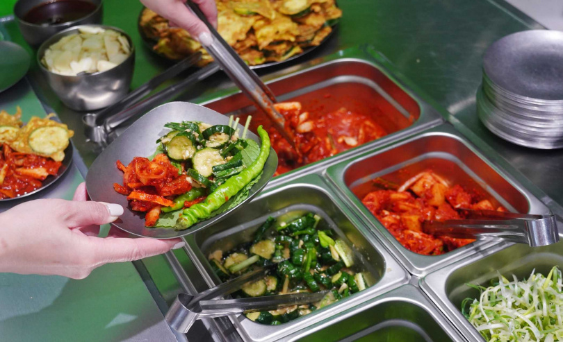 可無限享用的韓式小菜與生菜。（圖／魏妤靜攝）