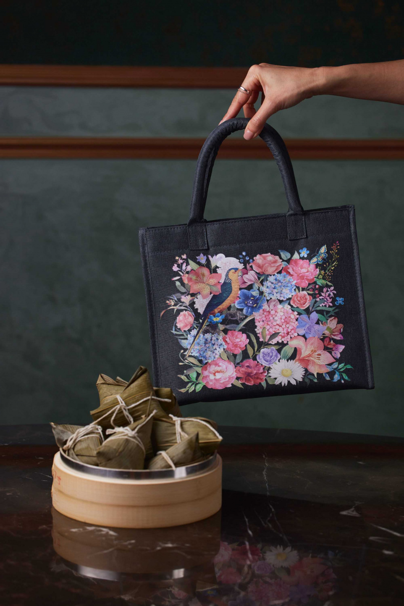 今年「粽情傳香端陽禮袋」以藏青色為底，搭配粉黛花卉圖騰，既優雅又時尚，裝盛暖香美味與溫情祝福。