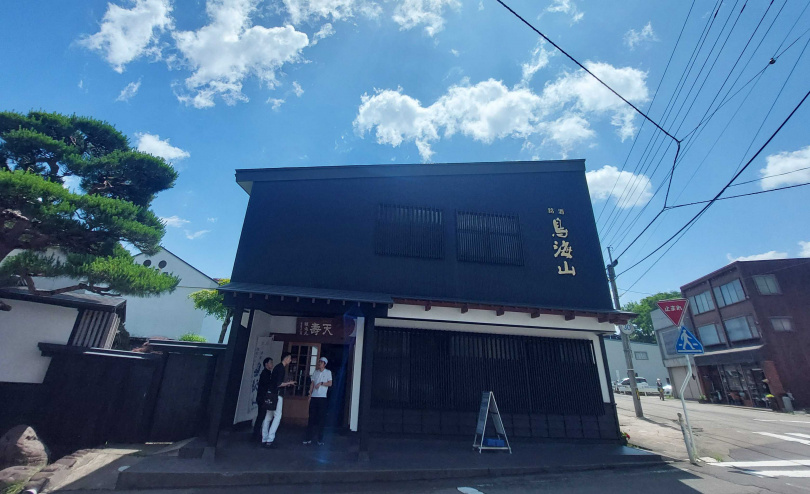 天壽酒造目前傳承至第七代蔵元（社長），使用鳥海山伏流水與在地契約栽培米釀造日本酒。（圖／魏妤靜攝）