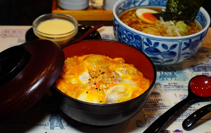 「秋田比内や 大館本店」午餐菜單提供滑嫩濃郁的比內地雞親子丼搭配拉麵的組合，份量十足。（1,450日圓，圖／魏妤靜攝）