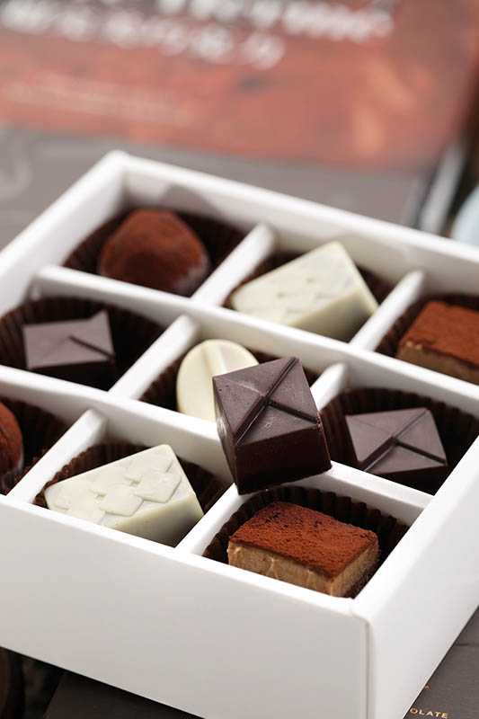 「雙年世界巧克力大賽獲獎禮盒」有五款自製茶酒風味黑白巧克力。（760元／9入）（圖／于魯光攝）