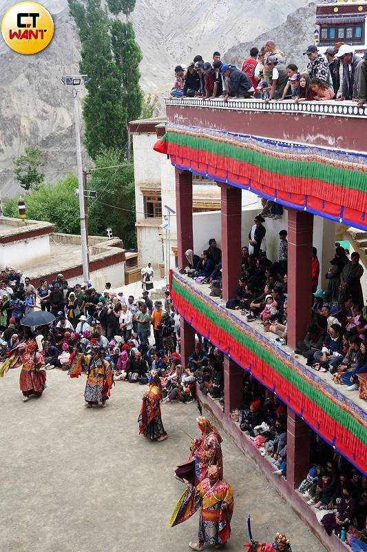 觀光客擠滿喇嘛玉如僧院旁建築,只為爭睹面具節表演。(圖/魏妤靜攝)