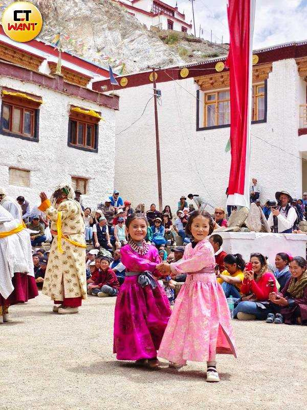 不少當地小朋友特別穿上傳統服飾於喇嘛玉如僧院面具節現場欣賞表演。(圖/魏妤靜攝)