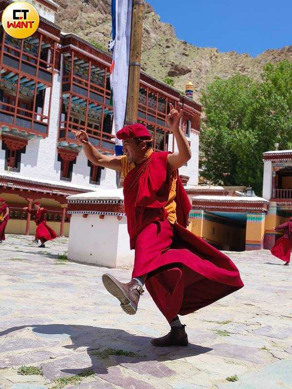 僧侶為了演示善惡之戰或宗教哲理,跳起緩慢但有力的舞步。(圖/魏妤靜攝)