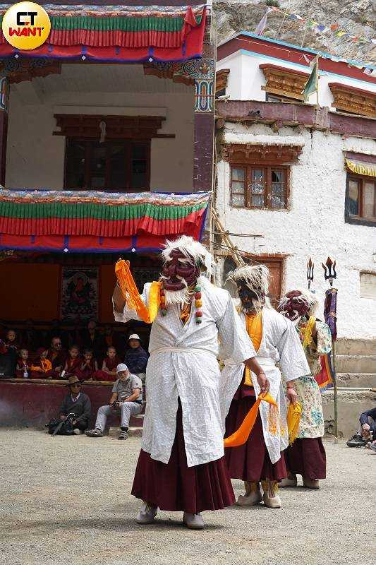 拉達克各廟的面具節活動雖依據各教派、日期並不相同,但都會結合舞蹈與宗教儀式。(圖/魏妤靜攝)