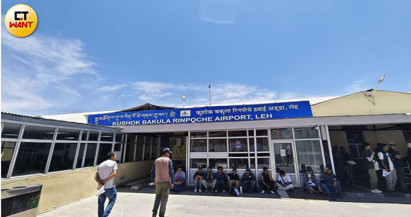 列城機場雖不大、但位處邊界安檢嚴格,出入境都需到「外國人登記櫃檯」填寫表格。(圖/魏妤靜攝)