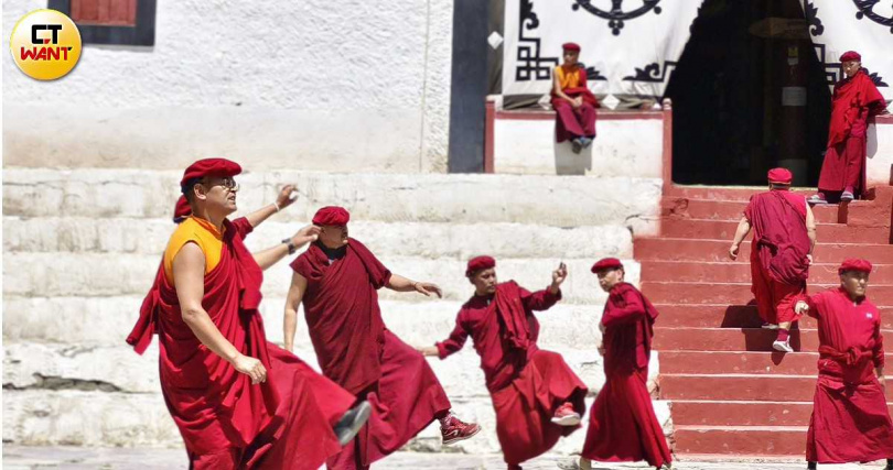 黑美寺僧人正在為面具節表演做舞蹈演練。(圖/魏妤靜攝)