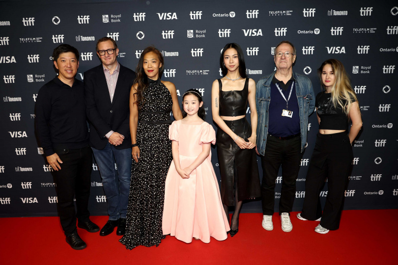 《左撇子女孩》主創齊聚多倫多影展，左起為製片人 Dan Lin (NETFLIX)、製片人 Mike Goodridge、導演鄒時擎、演員葉子綺NINA、演員馬士媛、製片人Jean Labadie、製片人Alice Labadie。（圖／NETFLIX提供）