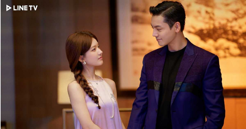 《許我耀眼》趙露思(左)與陳偉霆出任務,扮成電影《暮光之城》的角色。(圖/LINE TV)